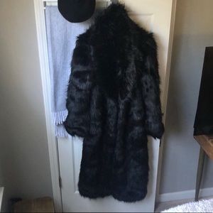 Long Luxurious Oversized Faux Fur Coat in Noir, US 2